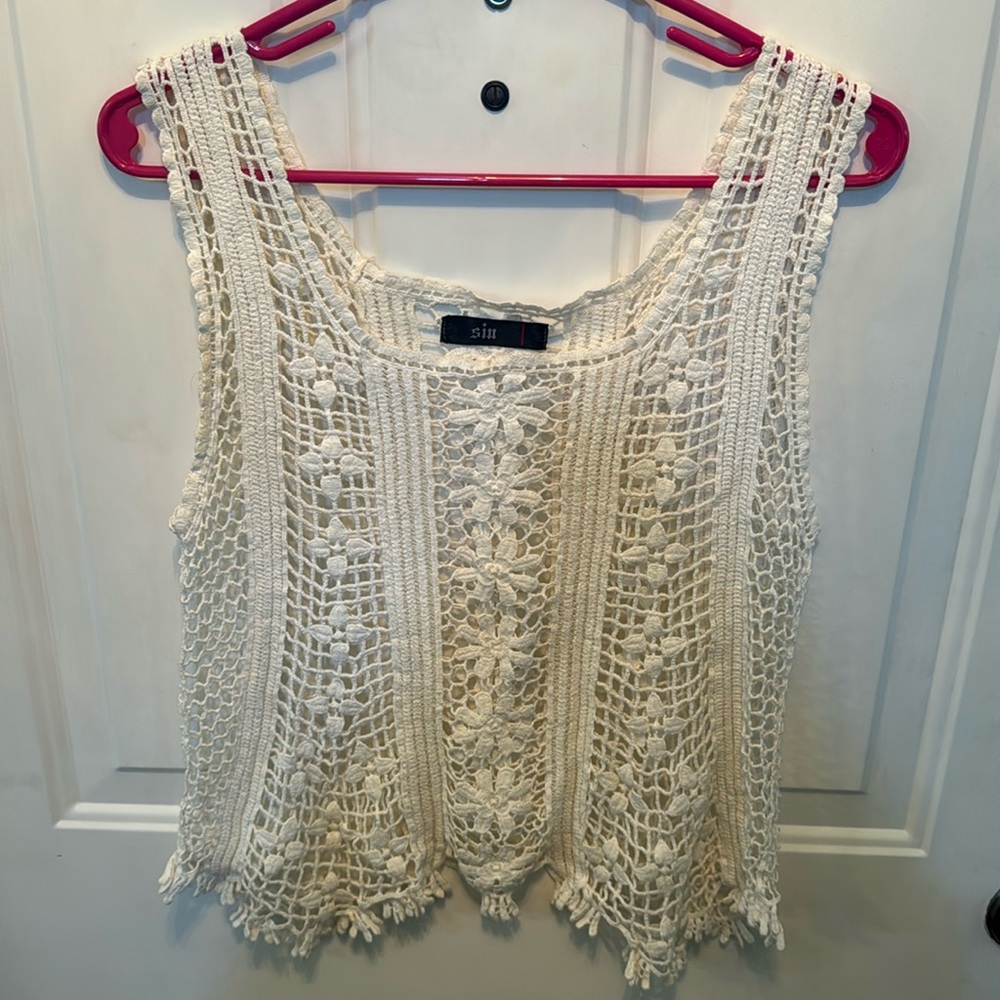 SIN Macrame White Sleeveless Blouse